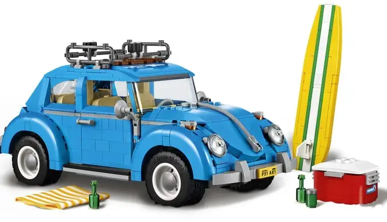 LEGO Modell des VW Käfers 10252 in Azurblau mit Dachgepäckträger, Surfbrett und roter Kühlbox.