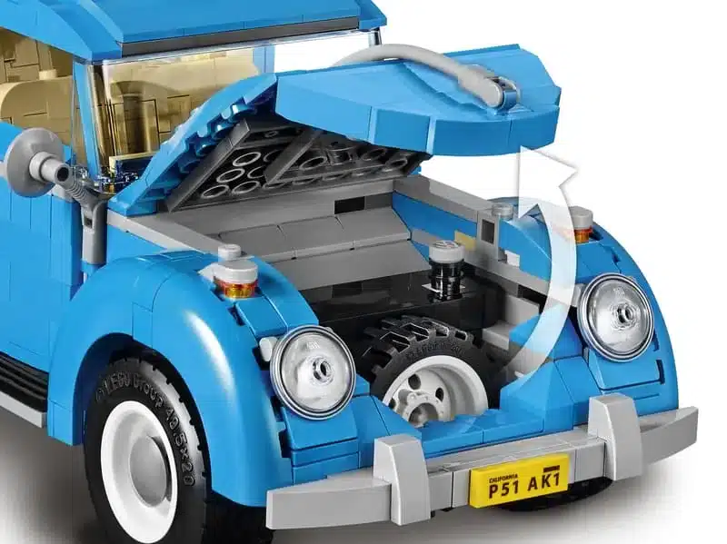 LEGO Modell des VW Käfer 10252 mit aufgeklappter Motorhaube und sichtbarem Ersatzrad