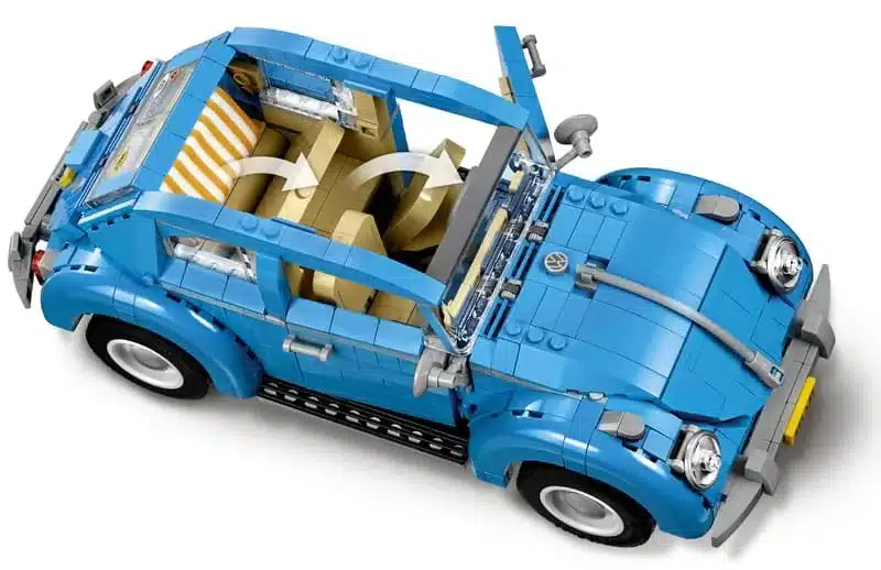Detailfoto des zusammengebauten LEGO VW Käfer 10252 mit geöffneten Türen und sichtbarem Innenraum