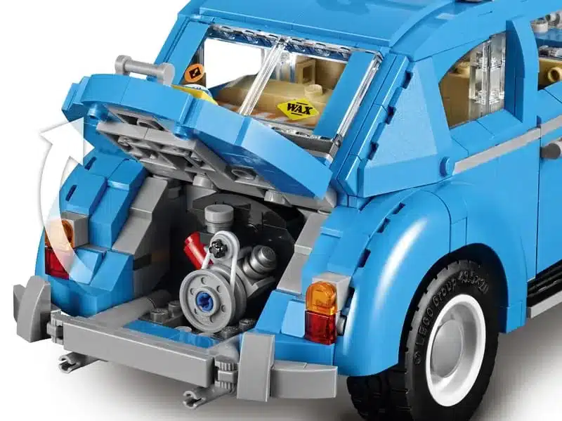 Geöffnete Motorhaube beim LEGO VW Käfer 10252 mit sichtbarem Motorblock