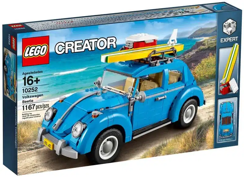 LEGO Creator Expert VW Käfer 10252 auf der Verpackung, aufgebaut mit Surfbrett und Kühlbox am Strand