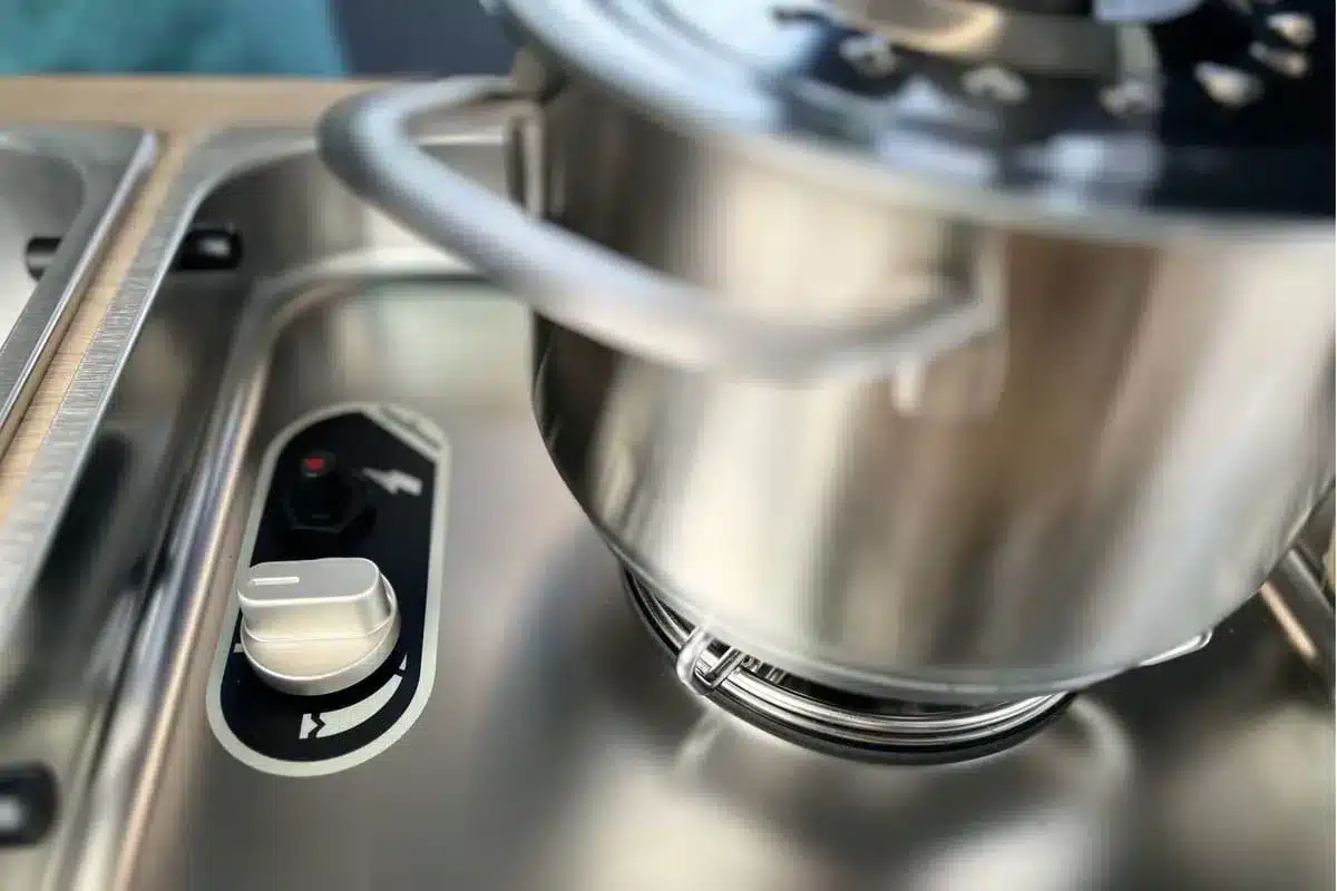 Detailaufnahme vom Gaskocher mit Topf in der flexiblen Camper-Küche des Flex PLUS auf Renault Trafic Basis
