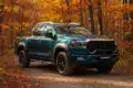 Foton 4 Pickup in blauer Lackierung auf einem Waldweg im Herbst