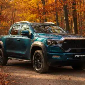 Foton 4 Pickup in blauer Lackierung auf einem Waldweg im Herbst