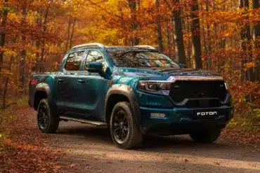 Foton 4 Pickup in blauer Lackierung auf einem Waldweg im Herbst