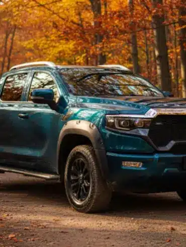 Foton 4 Pickup in blauer Lackierung auf einem Waldweg im Herbst