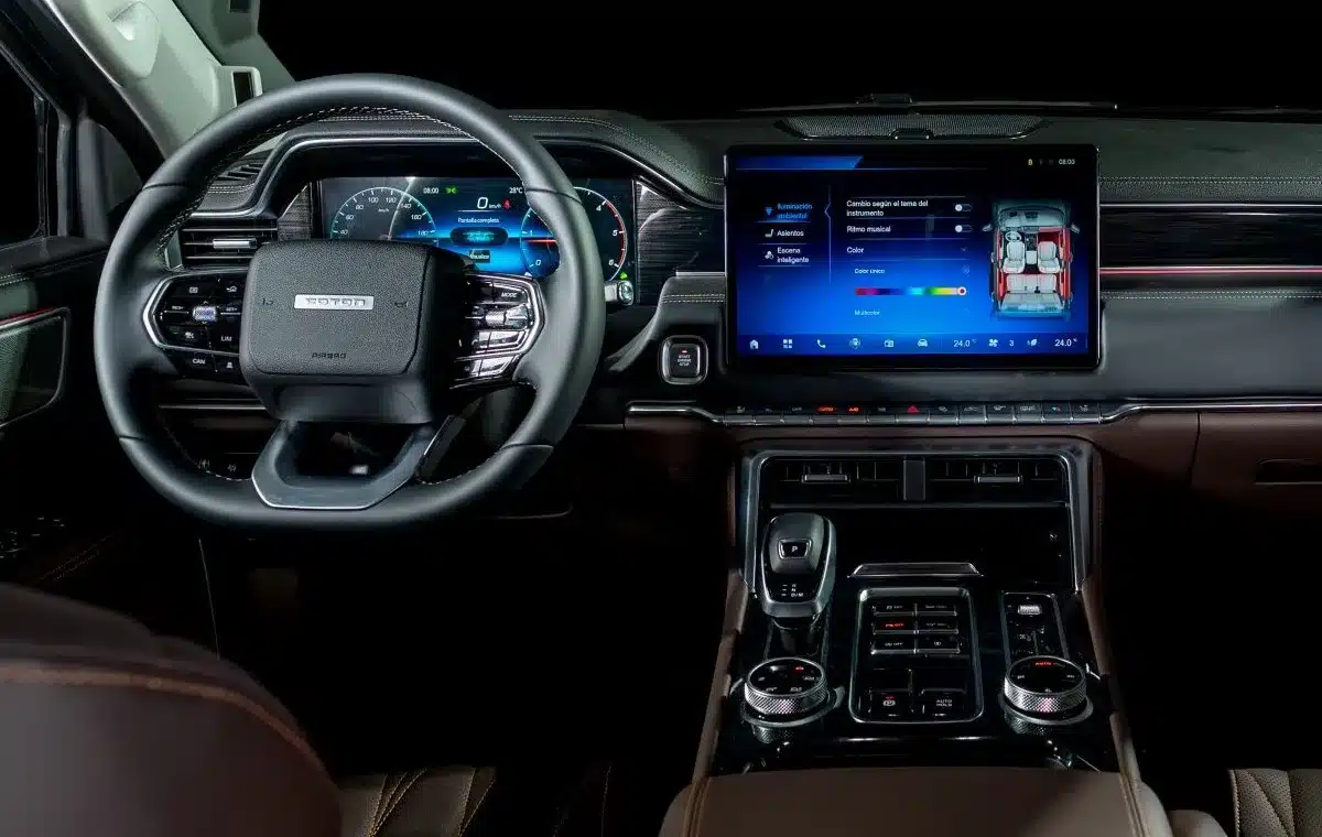 Innenraum des Foton 4 Pickups mit Lenkrad, Display und Mittelkonsole