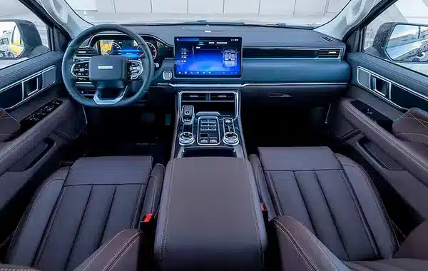 Cockpit und Sitze des Foton 4 Pickups mit digitalem Display und hochwertiger Verarbeitung.
