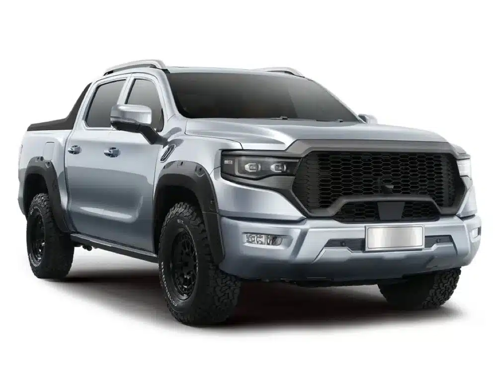 Foton 4 Pickup, silberfarben, mit markantem Kühlergrill, Doppelkabine und Offroad-Bereifung, auf weißem Hintergrund.