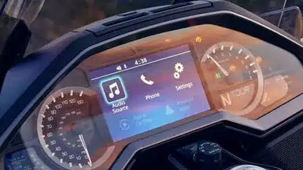 TFT-Display und Instrumente der Honda GL1800 Gold Wing Tour mit Navigation und Smartphone-Integration.