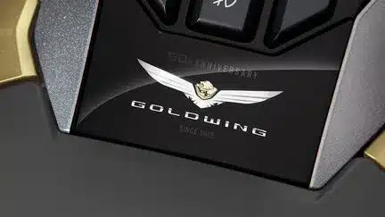 Detailansicht des 50th Anniversary Emblems der Honda Gold Wing