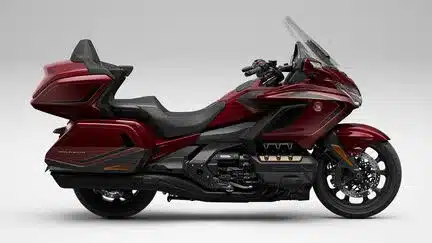 Honda GL1800 Gold Wing Tour 2025 in Bordeaux Red Metallic – Seitenansicht des luxuriösen Tourenmotorrads mit Topcase und Windschutzscheibe.