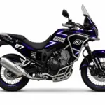 Adventure-Bike Hengjian HJ500-8, komplett ausgestattet, mit Rennbeklebung, in seitlicher Ansicht auf weißem Hintergrund