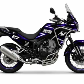 Adventure-Bike Hengjian HJ500-8, komplett ausgestattet, mit Rennbeklebung, in seitlicher Ansicht auf weißem Hintergrund