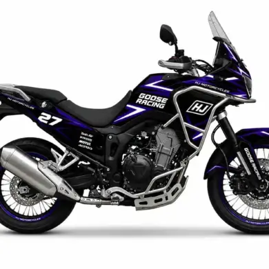 Adventure-Bike Hengjian HJ500-8, komplett ausgestattet, mit Rennbeklebung, in seitlicher Ansicht auf weißem Hintergrund