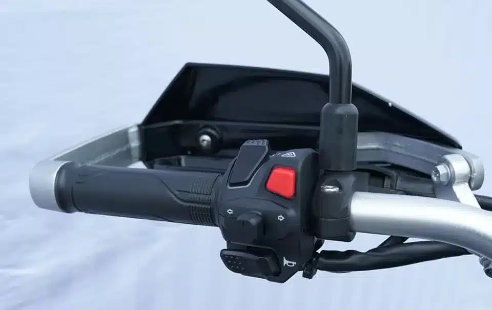 Nahaufnahme vom linken Lenker der Hengjian HJ500-8 mit Steuerungselementen und Handprotektor