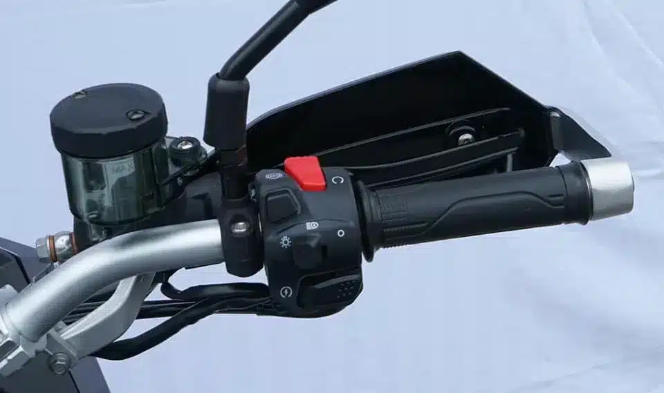 Lenker und Bedienelemente der Hengjian HJ500-8 mit Griff, Schaltern und Handprotektor