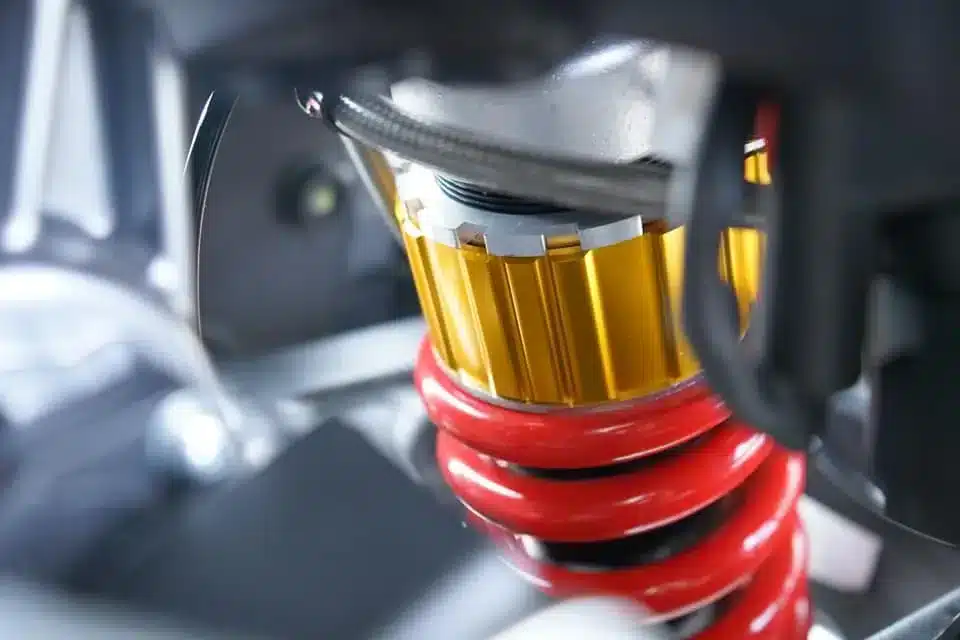 Detailbild des goldfarbenen und roten Federbeins einer Adventure-Enduro, vermutlich Hengjian HJ500-8
