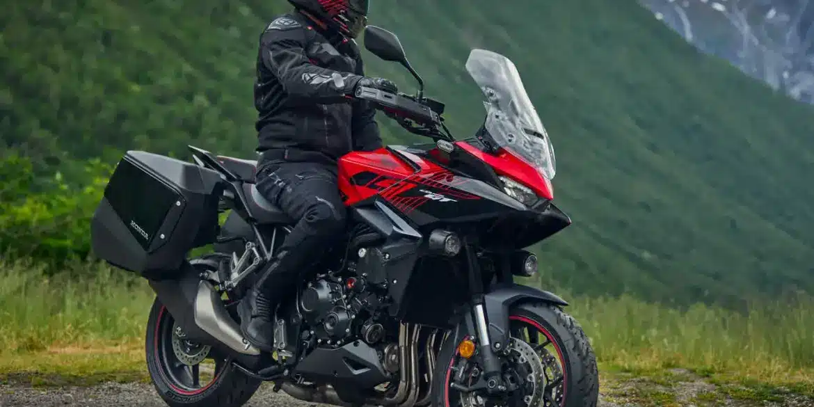 Honda CB1000GT Sporttourer in Rot mit Gepäck, stehend am Straßenrand in den Bergen