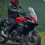 Honda CB1000GT Sporttourer in Rot mit Gepäck, stehend am Straßenrand in den Bergen