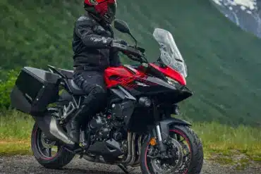 Honda CB1000GT Sporttourer in Rot mit Gepäck, stehend am Straßenrand in den Bergen