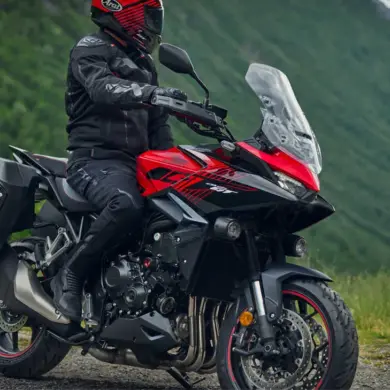 Honda CB1000GT Sporttourer in Rot mit Gepäck, stehend am Straßenrand in den Bergen