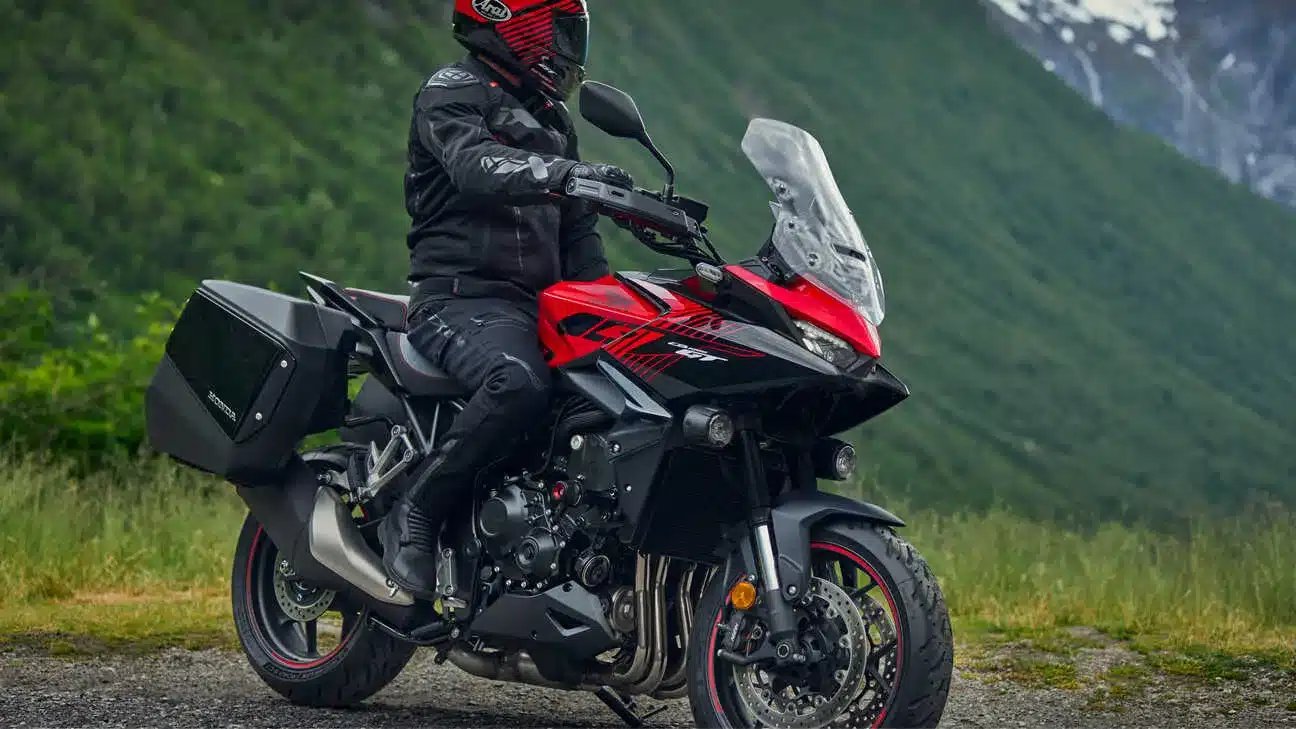 Honda CB1000GT Sporttourer in Rot mit Gepäck, stehend am Straßenrand in den Bergen