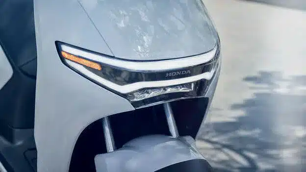 Front des Honda CUV e: E-Rollers mit LED-Scheinwerfern und reduzierter Linienführung.
