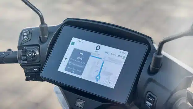 Digitales TFT-LCD-Farbdisplay im Cockpit des Honda CUV e: mit Navigationsanzeige