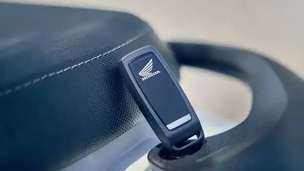 Nahaufnahme des Honda SMART Key auf dem Sitz eines Honda CUV e: Rollers.