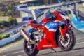 Honda CBR1000RR-R Fireblade Motorrad rot auf einer Rennstrecke