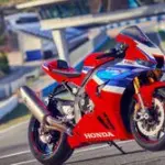 Honda CBR1000RR-R Fireblade Motorrad rot auf einer Rennstrecke
