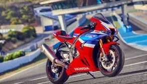 Honda CBR1000RR-R Fireblade Motorrad rot auf einer Rennstrecke