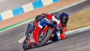 Honda CBR1000RR-R Fireblade Supersport-Motorrad in Kurvenlage auf der Rennstrecke
