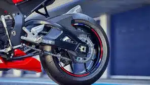 Hinterrad und Schwinge der Honda CBR1000RR-R Fireblade aus der Seitenansicht