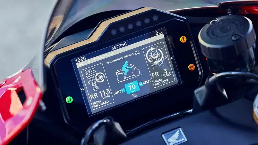 TFT-Instrumentendisplay der Honda CBR1000RR-R Fireblade mit Anzeige verschiedener Konfigurationsoptionen.