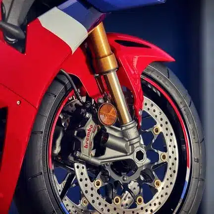 Detailansicht Vorderrad, Bremsanlage und Federung der Honda CBR1000RR-R Fireblade