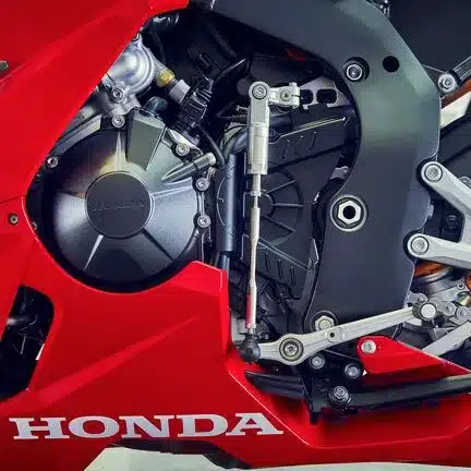 Seitlicher Blick auf den Motor der Honda CBR1000RR-R Fireblade mit Sicht auf Technikdetails und Schaltgestänge