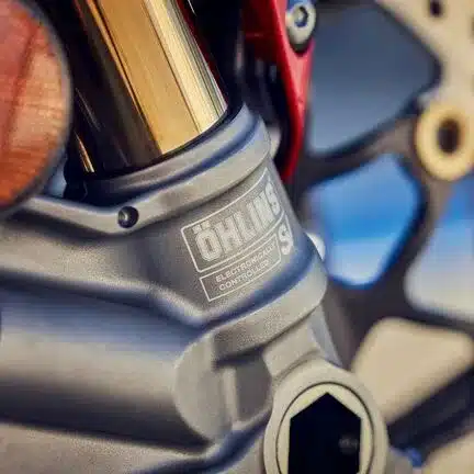 Detailansicht einer elektronisch kontrollierten Öhlins Vorderradgabel an einer Honda CBR1000RR-R Fireblade SP