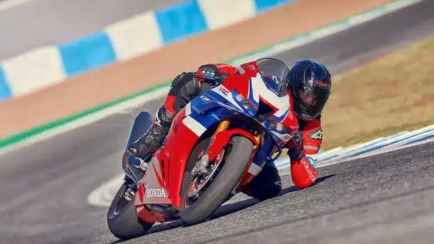Honda CBR1000RR-R Fireblade in starker Schräglage auf Rennstrecke