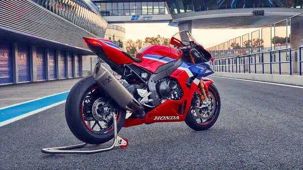 Honda CBR1000RR-R Fireblade, supersportliches Motorrad mit Winglets und Rennstrecken-Setup, steht in der Boxengasse.