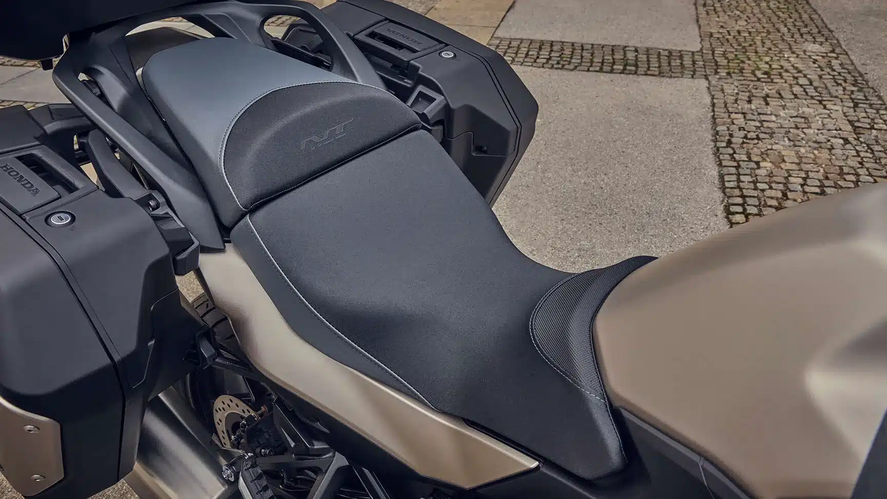 Nahaufnahme Sitzbank und Seitenkoffer einer Honda NT1100 2026 in Stadtumgebung.