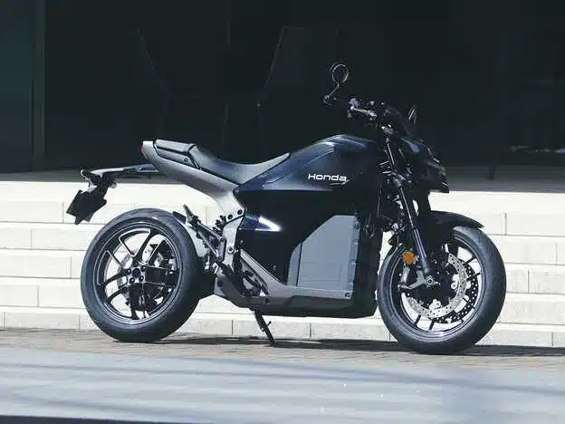 Honda WN7 Elektro-Naked Bike in schwarz, seitlich geparkt auf hellem Untergrund.