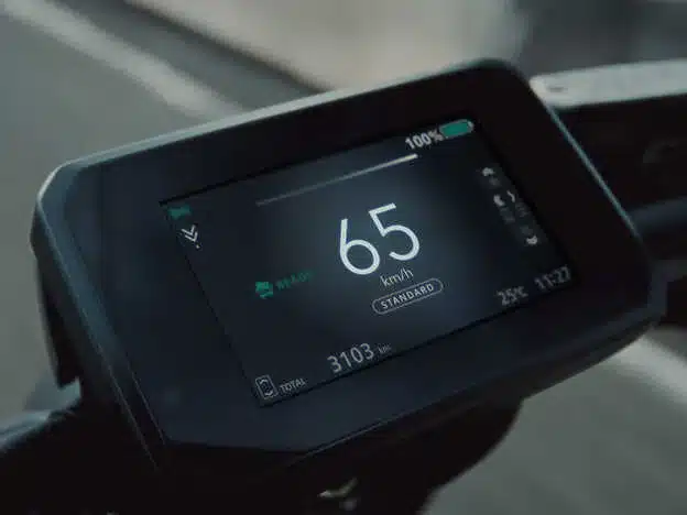 5-Zoll-TFT-Display der Honda WN7 zeigt Geschwindigkeit und Fahrmodus an