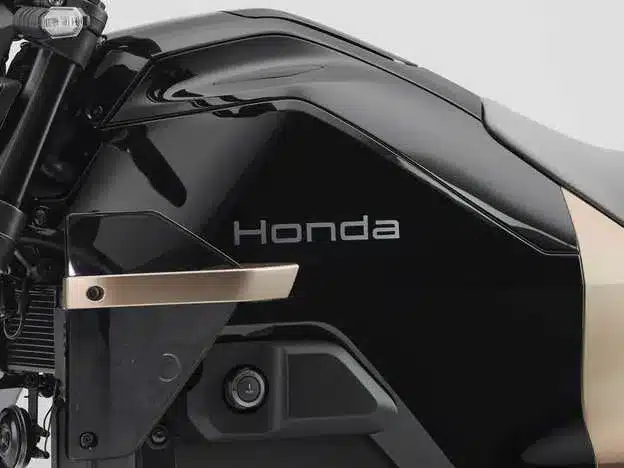 Detailansicht des schwarzen Rahmens mit Honda-Logo und goldenen Akzenten an der Honda WN7.