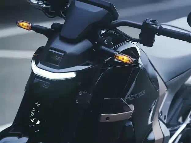 Frontansicht der Honda WN7 mit beleuchtetem LED-Tagfahrlicht und blinkenden LED-Blinkern