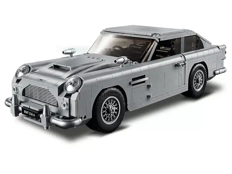 LEGO Modellauto des Aston Martin DB5 aus dem James-Bond-Film „Goldfinger“ mit silberfarbenem Finish und typischen 007-Gadgets.
