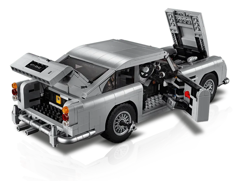 LEGO Nachbildung des Aston Martin DB5 aus James Bond mit geöffneter Motorhaube, Tür und Kofferraum.