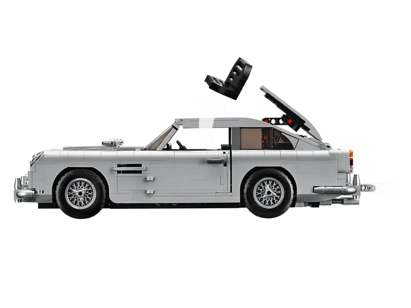 LEGO Modell des James Bond Aston Martin DB5 mit aktiviertem Schleudersitz von der Seite gesehen.