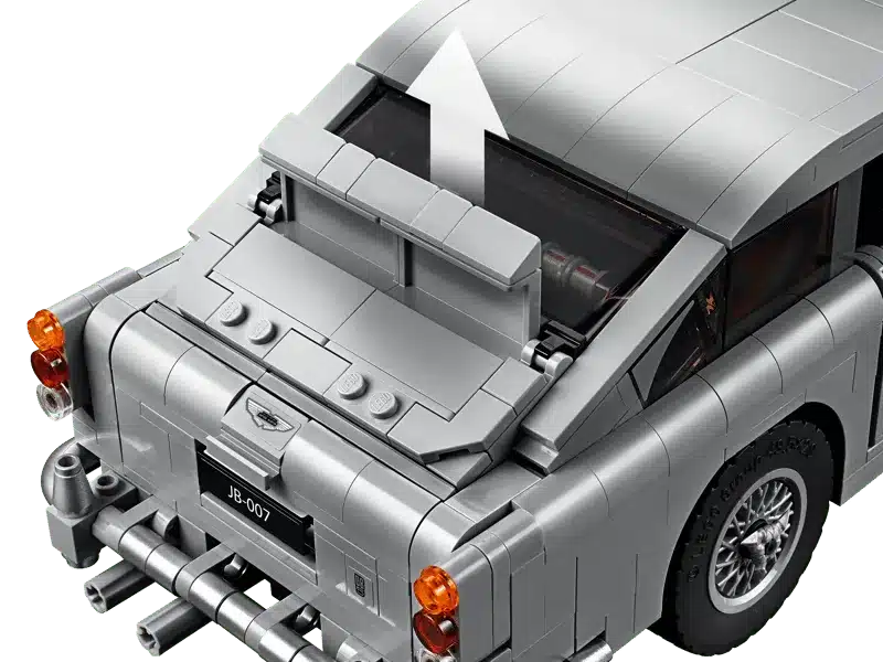 LEGO James Bond Aston Martin DB5 mit ausgefahrenem kugelsicheren Heckfenster, Detailansicht der Rückseite.